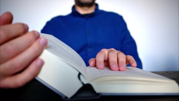 Primer plano de un hombre leyendo un gran libro - Metraje, vídeo