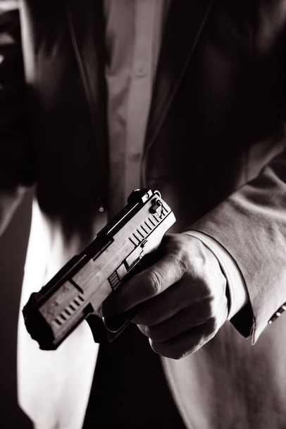 Retro tajny agent z pistoletem pistolet w ręku w vintage thriller kryminał makieta okładka zdjęcie.        - Zdjęcie, obraz