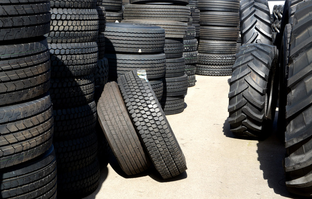 Neumáticos apilados en un patio
 - Foto, imagen