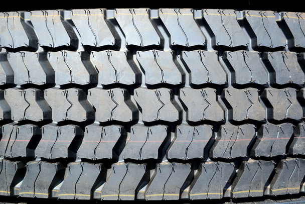 Neumáticos apilados en un patio
 - Foto, Imagen