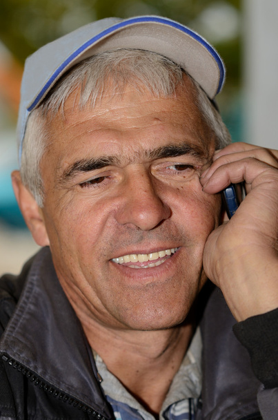 šťastný, usměvavý muž v klobouku mluví na telefonu - Fotografie, Obrázek