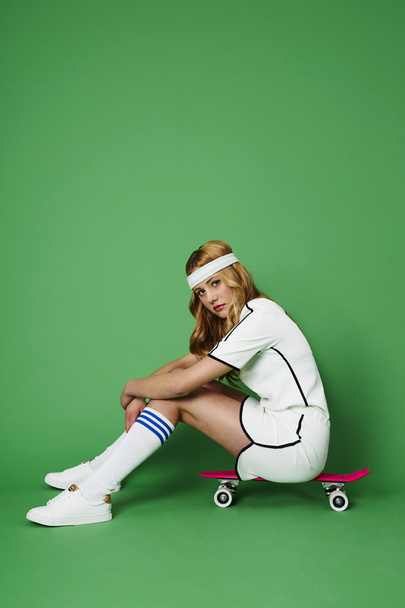 Gorgeous young woman on skateboard - Valokuva, kuva