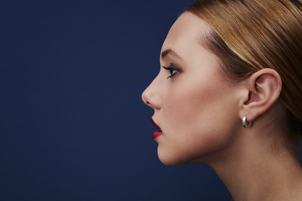 Profile of young woman - 写真・画像