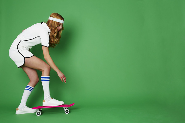 Skateboarder im grünen Studio - Foto, Bild