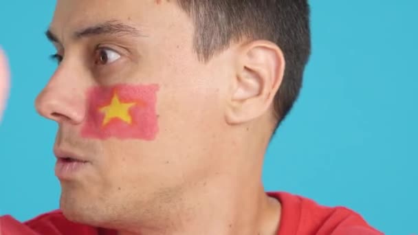 Άντρας με βιετναμέζικη εθνική σημαία αναστατωμένος με διαιτητή - Πλάνα, βίντεο