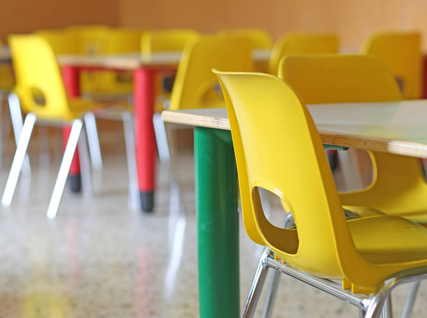 Кімната зі стільцями і столами в дитячому саду
 - Фото, зображення