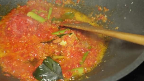 el proceso de cocción de especias picantes o salsa de chile, una receta casera para marinar pollo, pescado, camarones u otras proteínas - Metraje, vídeo