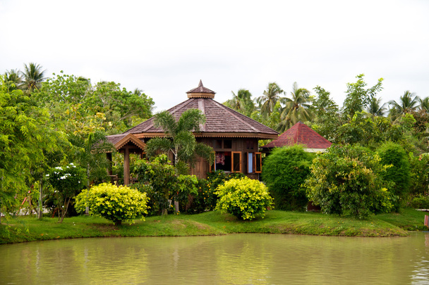 Edificio tailandés en el río
 - Foto, Imagen