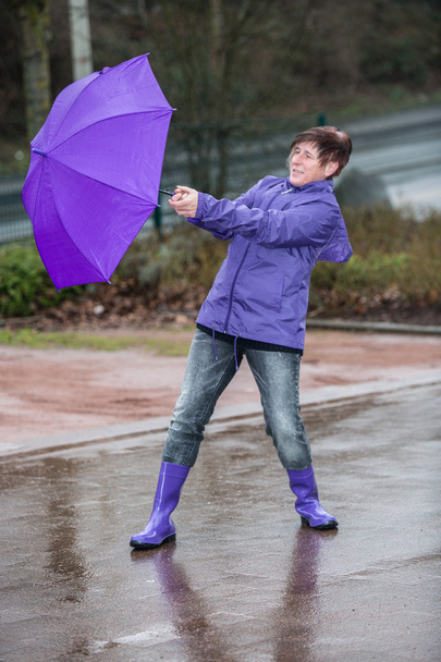 Wiatr wieje parasol womans - Zdjęcie, obraz