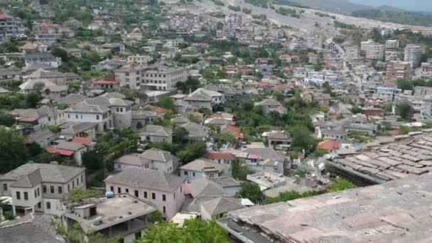 アルバニア南部。 アルバニアのオスマン帝国の クロックタワーの要塞は 明らかに見えます。 町の巨大な城はパノラマビューを提供しています. ユネスコのストリートは,古い町ジロカスターをリストしました - 映像、動画