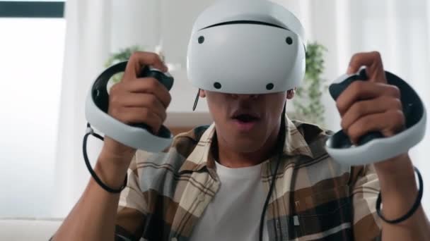 Brincalhão afro-americano homem se divertindo em casa jogando vr jogo etnia cara jogador masculino jogo online vestindo moderna realidade virtual 3d capacete óculos segurar controladores mundo cibernético visualização - Filmagem, Vídeo
