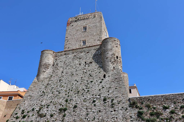 Termoli, Molise, Itália 12 de abril de 2024: Aldeia fortificada no mar Adriático dominada pelo Castelo da Suábia construído no século XI - Foto, Imagem