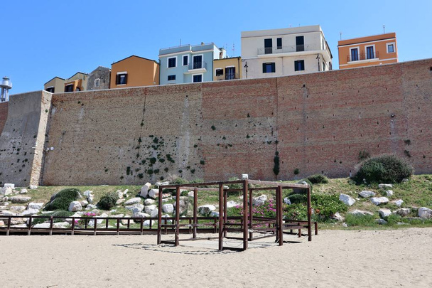 Termoli, Molise, Itália 12 de abril de 2024: Aldeia fortificada no mar Adriático dominada pelo Castelo da Suábia construído no século XI - Foto, Imagem