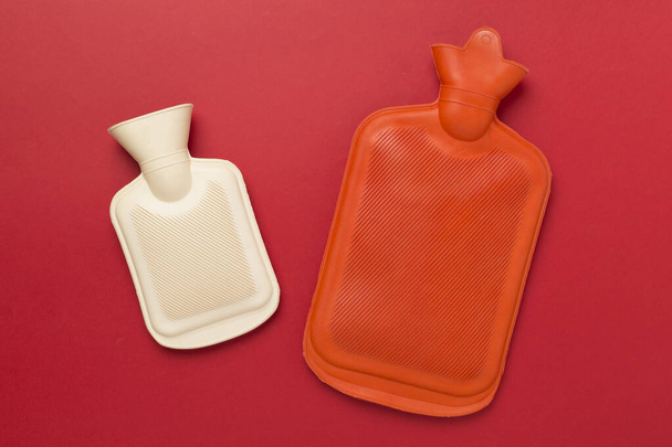 Καουτσούκ νερό θερμότερο τσάντα στο φόντο χρώμα - Φωτογραφία, εικόνα