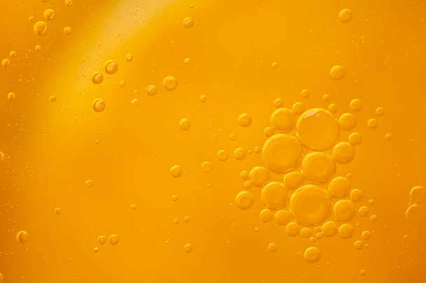 Öltropfen auf dem Wasser - Abstrakter blauer Hintergrund der Makrofotografie - Foto, Bild