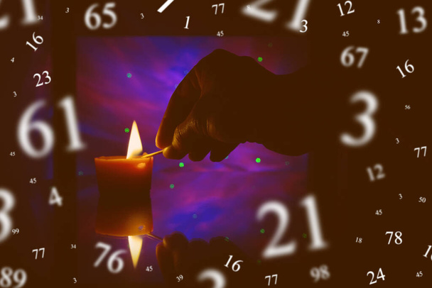 Numeroloji, astroloji konsepti. Karanlık, mum, el.. - Fotoğraf, Görsel
