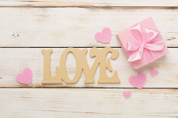 Valentijnsdag compositie met geschenken op houten achtergrond, bovenaanzicht. - Foto, afbeelding