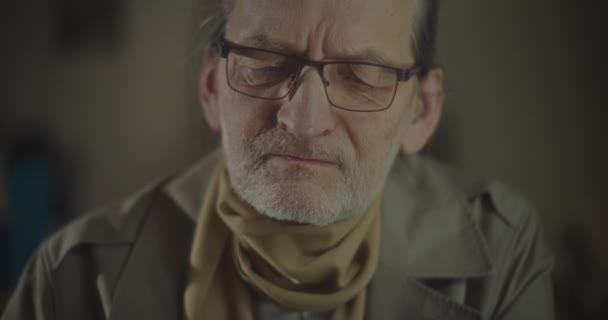 Porträt eines Geheimagenten, der geheime Aufnahmen hört - Filmmaterial, Video
