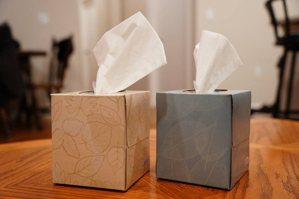 Caixas de Kleenexs sentar em uma mesa de café. - Foto, Imagem