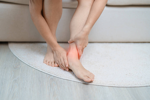 γυναίκα που έχει πόνο στο πόδι λόγω των σπασμών του αστράγαλου ή του Αχιλλέα Tendonitis και Shin νάρθηκες. τραυματισμοί, υγεία και ιατρική έννοια - Φωτογραφία, εικόνα