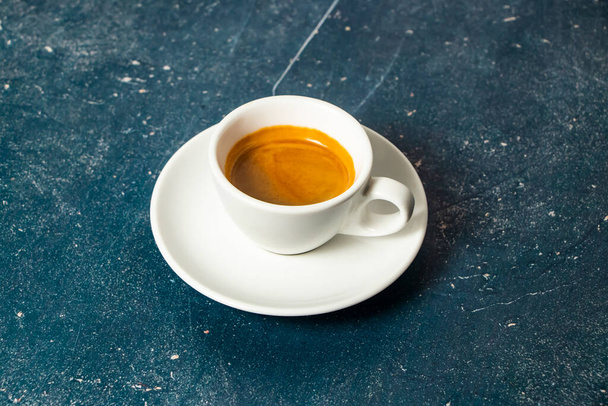 Caffè espresso caldo servito in tazza isolata sullo sfondo vista laterale della bevanda calda caffè - Foto, immagini