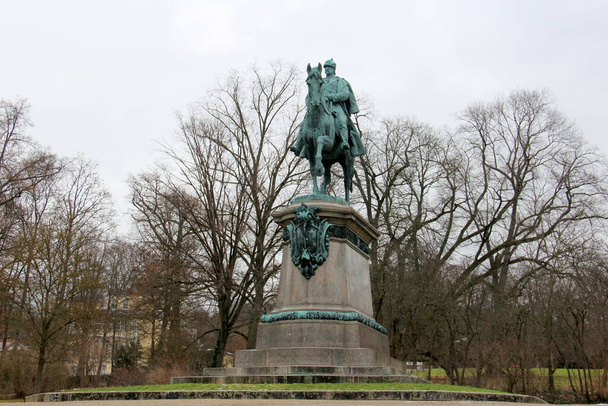 Estatua ecuestre de Herzog Ernst II, obra escultórica de Gustav Heinrich Eberlein, instalada en 1899, en Hofgarten frente a Schlossplatz, Coburgo, Alta Franconia, Baviera, Alemania - 31 de enero de 2023 - Foto, Imagen