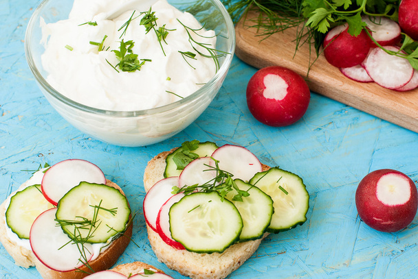sandwiches with radish and sour cream sauce - Foto, afbeelding