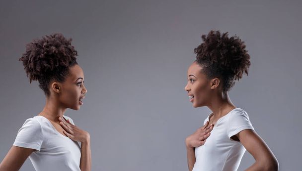 Découverte étonnante d'un terrain d'entente illustré par les expressions miroirs de deux femmes noires - Photo, image