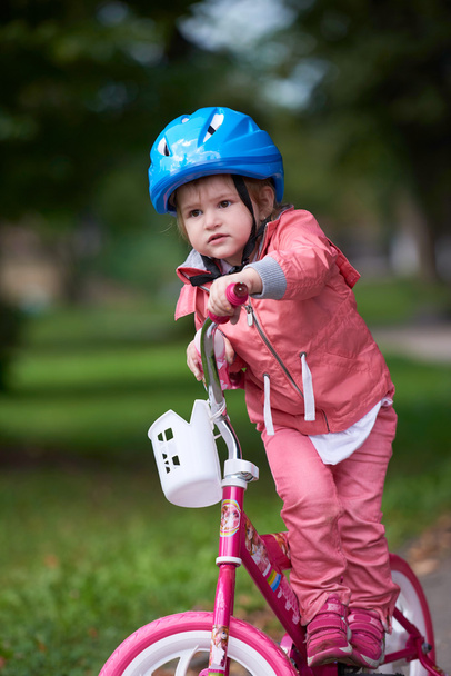 Little girl with bicycle - Foto, imagen