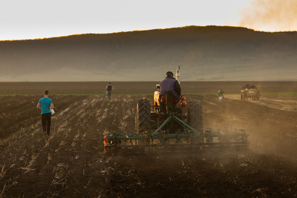 Rodina, pracující na poli s rukou a traktoru. Lidé dělají cla - Fotografie, Obrázek