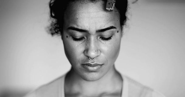 Uma jovem mulher negra ansiosa close-up rosto expressando preocupação e desespero mental em preto e branco dramático. Desesperado 20s pessoa de ascendência africana - Foto, Imagem