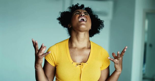 Yksi turhautunut nuori musta nainen huutaa epätoivoisesti taivaalla eleiden kädet kehon tunne järkyttynyt ja overhwelmed ongelmia, 20s henkilö haluaa luovuttaa - Valokuva, kuva
