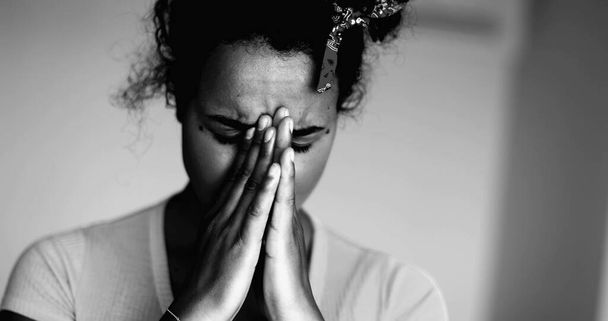 Yksi ylivoimainen nuori musta latino peittää kasvot katumus ja ahdistus kamppailee mielisairaus, Kärsii 20s Afrikkalainen laskeutuminen dramaattinen musta ja valkoinen, yksivärinen  - Valokuva, kuva