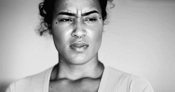 Túlterhelt fiatal afro-amerikai nő nyomja fej oldali halántékok érzés mentális nyomás és szorongás, közelkép arca személy úgy érzi, a stressz és felháborodás - Fotó, kép