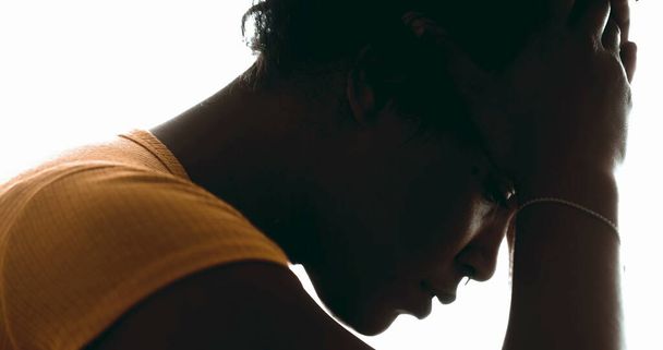 Szczera samotna młoda kobieta zmagająca się z depresją Pensive Profil Close-up of Person Holding Head in Hand, Cierpiący ból emocjonalny w dramatycznej sylwetce  - Zdjęcie, obraz
