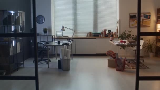 Teljes zoom felvétel a vállalati irodáról, két különböző munkahellyel - pedáns, pontos alkalmazott rendezett asztala, és rendetlen, zsúfolt asztal kreatív, excentrikus személyekkel, munkanap előtt - Felvétel, videó