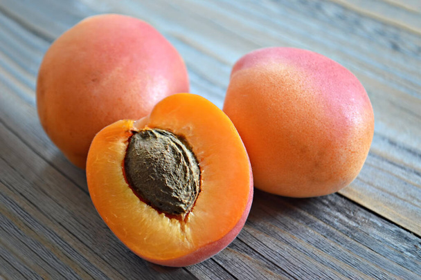 abricots frais et doux mûrs sur table en bois  - Photo, image