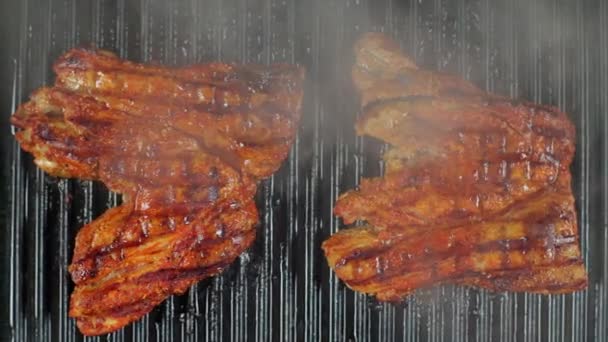 Electric grill, cooking pork. Grilled meat, homemade barbecue. Let's fry a juicy steak. Tasty and appetizing pork. We prepare meat steaks at home - Footage, Video