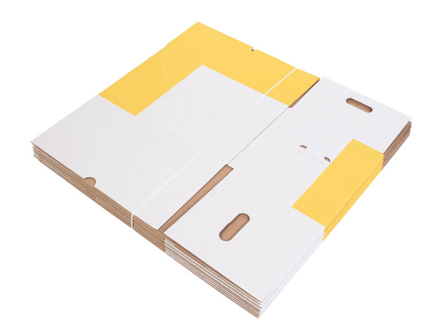 Cajas de cartón plegables utilizadas para el almacenamiento en movimiento o con fines de envío aislados sobre un fondo blanco - Foto, imagen