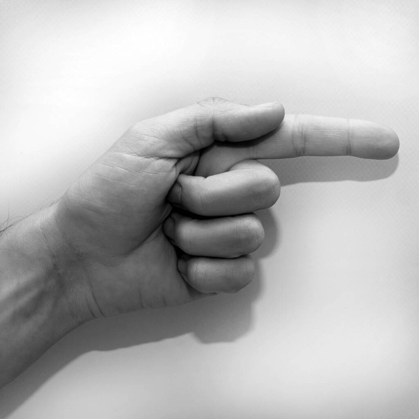 Písmeno G v americkém znakovém jazyce (ASL) pro neslyšící, černobílá fotografie ruky - Fotografie, Obrázek