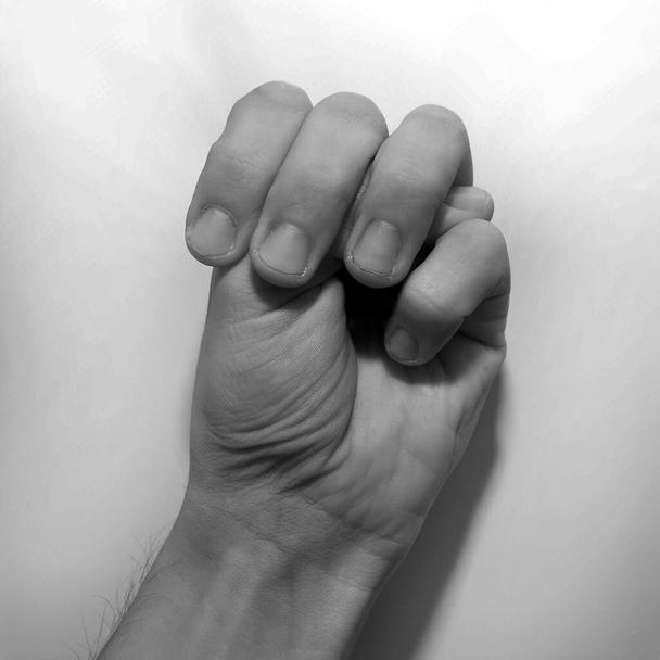 Lettera U in lingua dei segni americana (ASL) per sordi, mano maschile, foto in bianco e nero di una mano - Foto, immagini