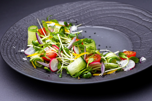 Authentic fresh vegetable salad with sprouts and peas black pepp - Foto, Bild