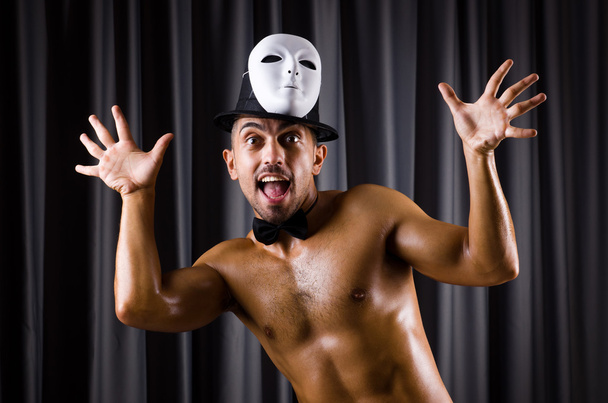 Actor muscular con máscara teatral
 - Foto, imagen