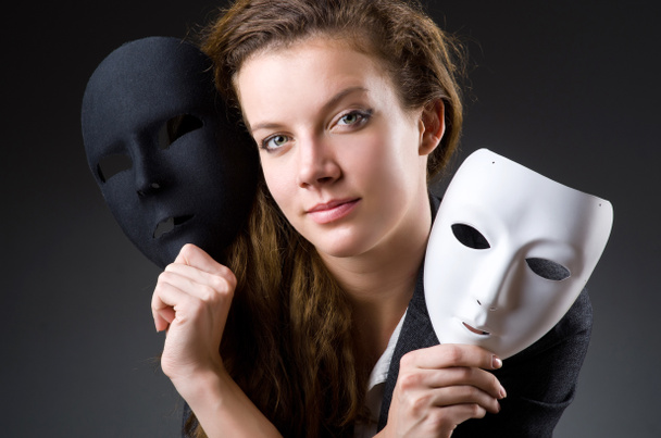 Mujer con máscara en concepto de hipocresía
 - Foto, Imagen