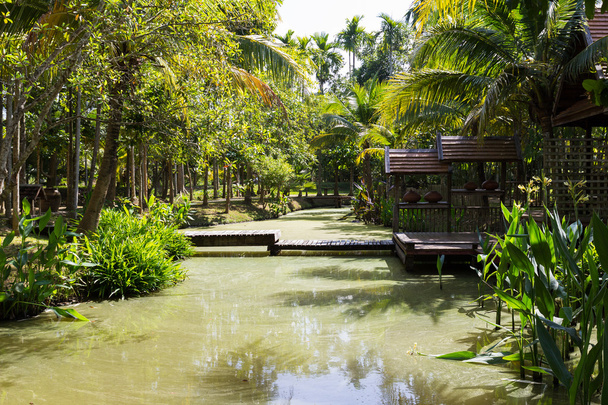 de brug naar thailand traditionele houten patio naast het kanaal - Foto, afbeelding