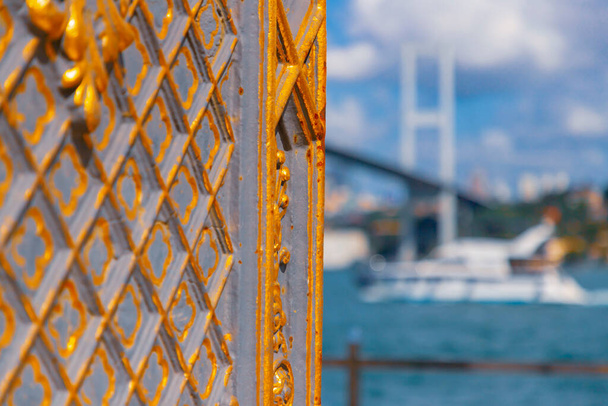 Beylerbeyi Palace, was "Herr der Herren" bedeutet, befindet sich im Stadtteil Beylerbeyi im Stadtteil Uskudar in Istanbul, Türkei, auf der asiatischen Seite des Bosporus. - Foto, Bild