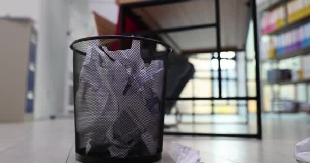 Pracovník v kanceláři zmačká a hodí papír do koše. Kreativní krize a řešení podnikatelských nápadů - Záběry, video