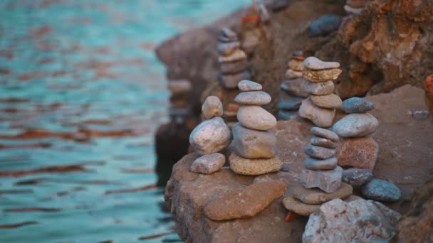 Muchas piedras ZEN en la playa del atardecer. - Metraje, vídeo