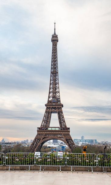 Párizs, Franciaország - 2024 március 30: Eiffel-torony a párizsi Jardins du Trocadero-ból. Az Eiffel-torony Párizs egyik legikonikusabb látványossága. - Fotó, kép