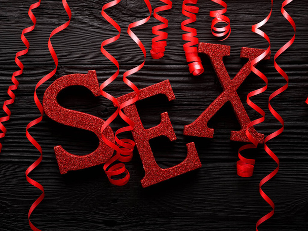 Beyaz arkaplanda kırmızı kurdeleli 3D seks kelimesi - Fotoğraf, Görsel